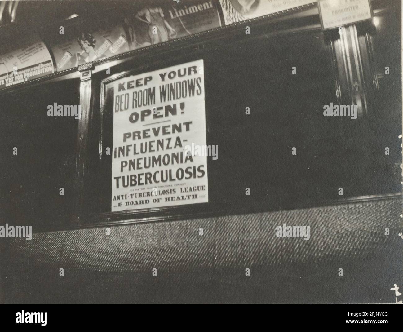 Trolley-Autofenster wurden mit Hinweisschildern versehen, die Menschen warnen, Schlafzimmerfenster offen zu halten, um die Ausbreitung von Influenza, Tuberkulose und Lungenentzündung zu verhindern, Cincinnati, OH, 11/8/1918. (NARA) Stockfoto