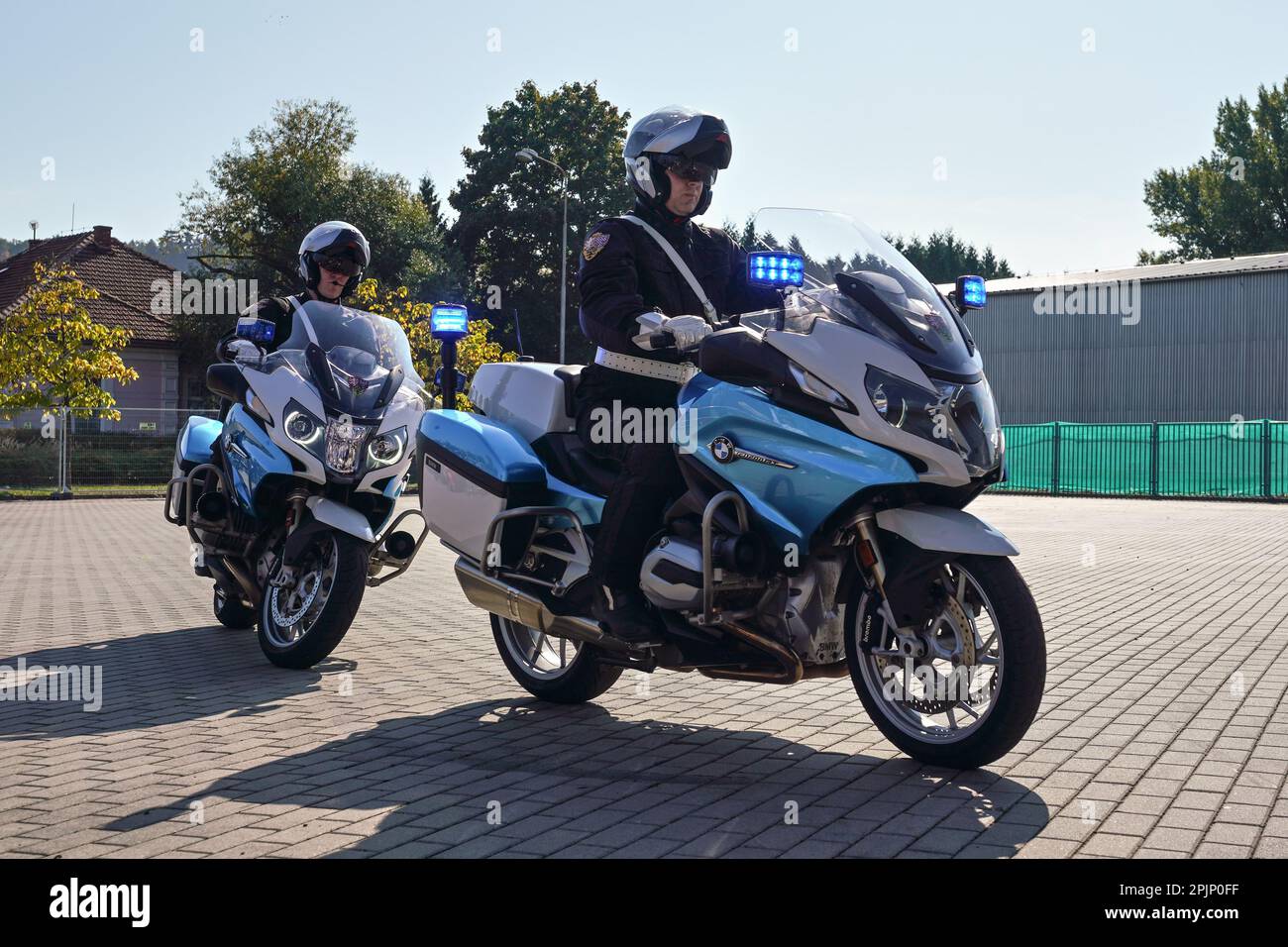 Brünn, Tschechien - 08. Oktober 2021: Gruppe von Polizei-schweren Motorrädern, die langsam fahren und wichtige Personentransporte bewachen, während der Vorstellung der tschechischen Stockfoto