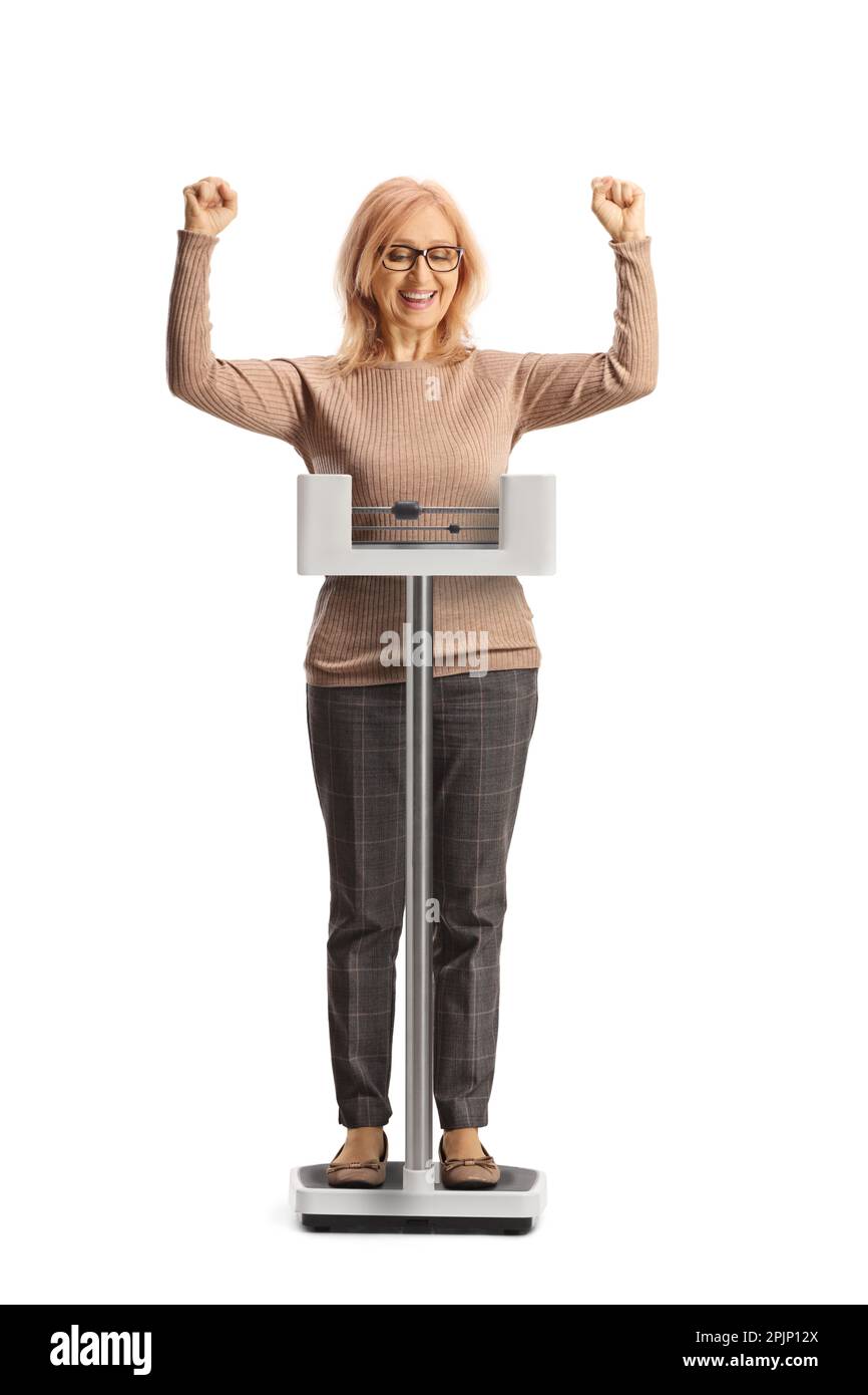 Eine Frau, die auf medizinischem Maßstab wiegt und das Glück auf weißem Hintergrund isoliert Stockfoto