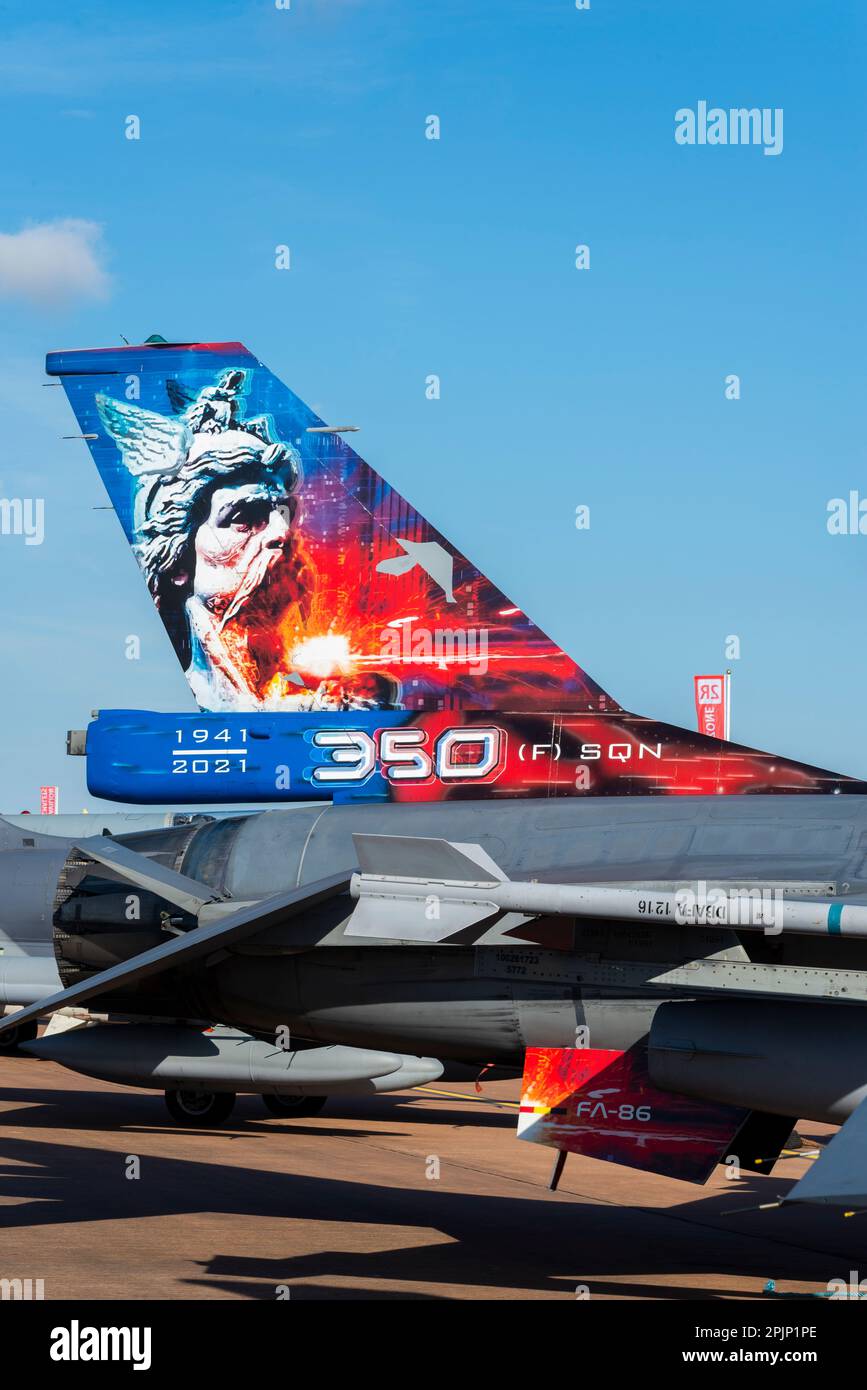 Belgische Air Components General Dynamics F-16AM Fighting Falcon Fighter Jet Flugzeug mit 350 qn und besonderer Erinnerungskunst zum 80. Jubiläum Stockfoto