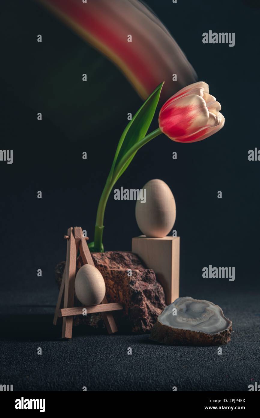 Konzeptfeder. Freakebana. Trendige Karte mit rot-weißen Tulpen und Ostereiern. osterkonzept. Kreatives Bild von Blumen mit verschwommener Spur, Fantasy Mo Stockfoto