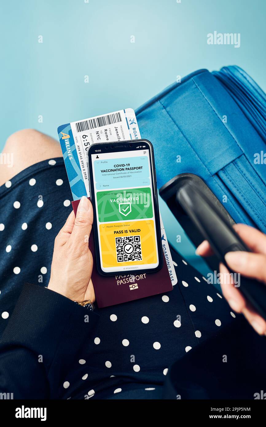 Digitales Covid-Zertifikat. Digitaler Covid-Impfpass. Passagierin mit digitalem medizinischen Pass auf Mobiltelefon, Reisepass und Flugzeug-Tic Stockfoto