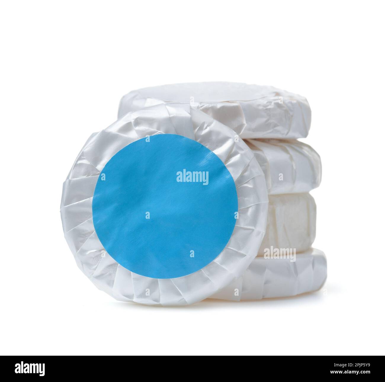 Ein Stapel plissierter, umhüllter Hotelseife, isoliert auf weiß Stockfoto
