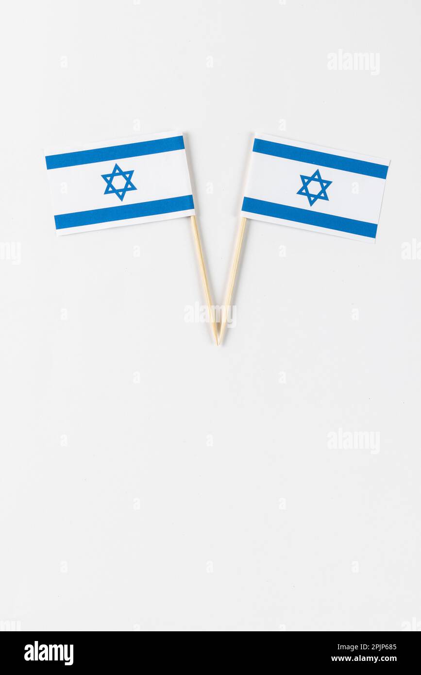 Nahaufnahme von zwei Flaggen israels mit Kopierraum auf weißem Hintergrund Stockfoto