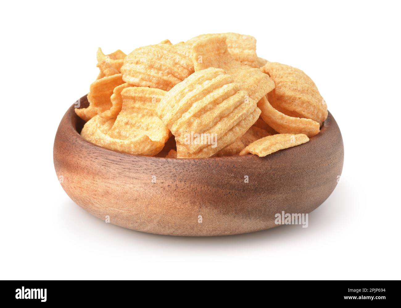 Holzschüssel mit gepufften gerafften Chips, isoliert auf weiß Stockfoto