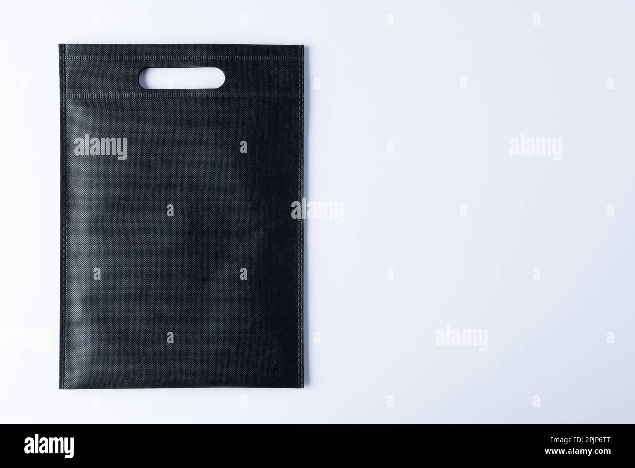 Großer Winkel der schwarzen Tasche mit Kopierbereich auf weißem Hintergrund Stockfoto
