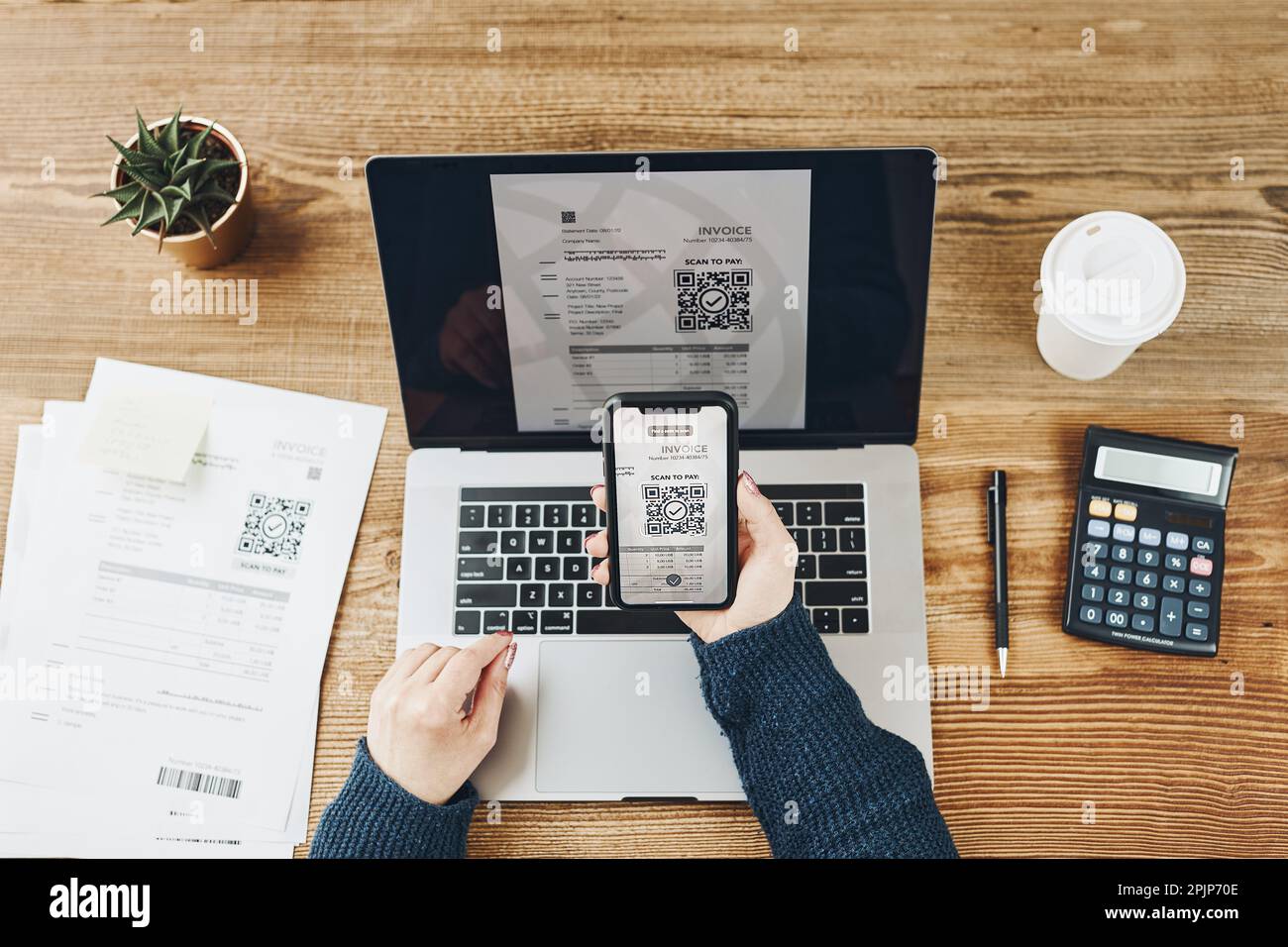 Frau Scannen QR-Code von der Rechnung, um die Zahlung mit schnellen sicheren Zahlungssystem und Smartphone-Code-Leser zu machen. Geschäftsfrau, die Rechnungen mit Exp Stockfoto