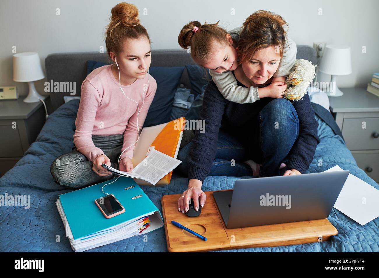 Frauen, Mutter und Tochter, die aus der Ferne lernen, während eines Videochats Hausaufgaben machen, können Online-Kurse streamen, Webinare auf einem Laptop von zu Hause aus Stockfoto