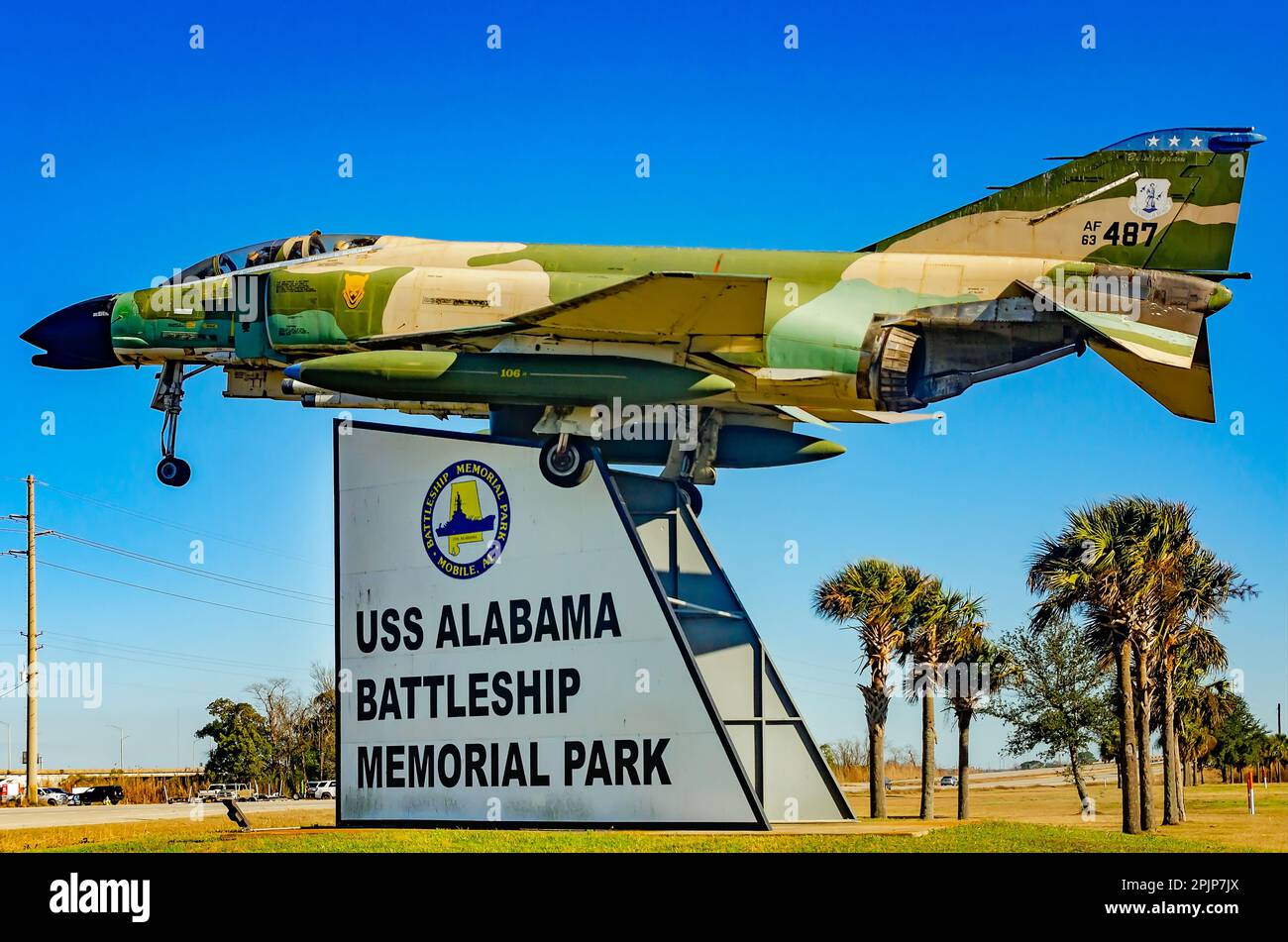 Ein F-4 Phantom II Jet ist am Eingang des Battleship Memorial Park, 7. Januar 2023, in Spanish Fort, Alabama, abgebildet. Stockfoto