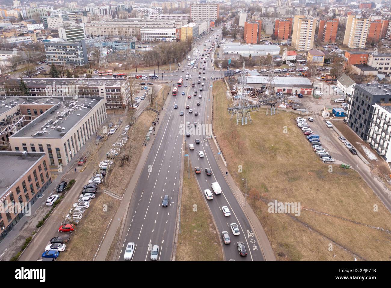 Drohnenfotografie des Verkehrsstaus in der Stadtmitte am Frühlingsmorgen. Großer Blickwinkel Stockfoto