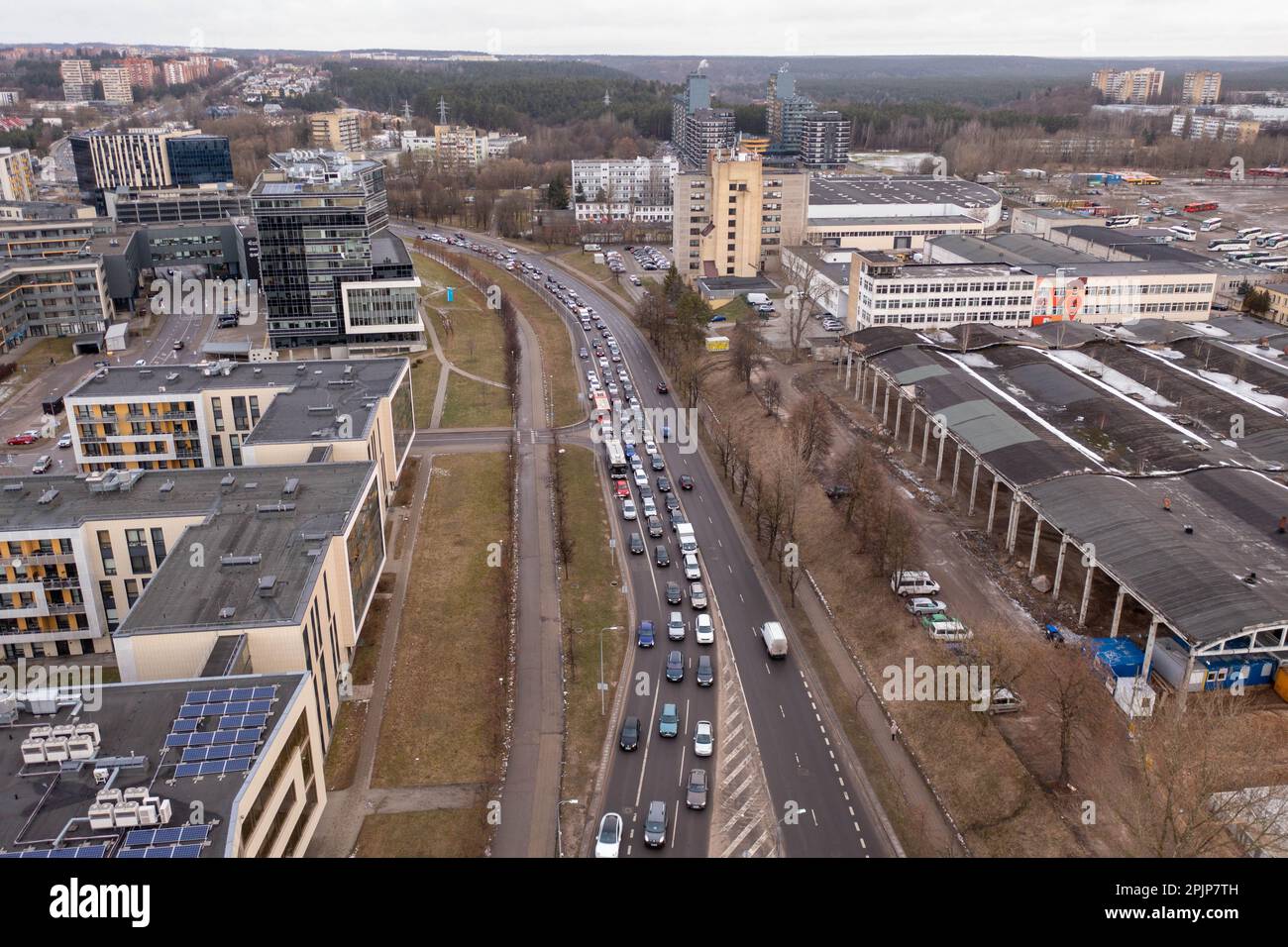 Drohnenfotografie des Verkehrsstaus in der Stadtmitte am Frühlingsmorgen. Großer Blickwinkel Stockfoto