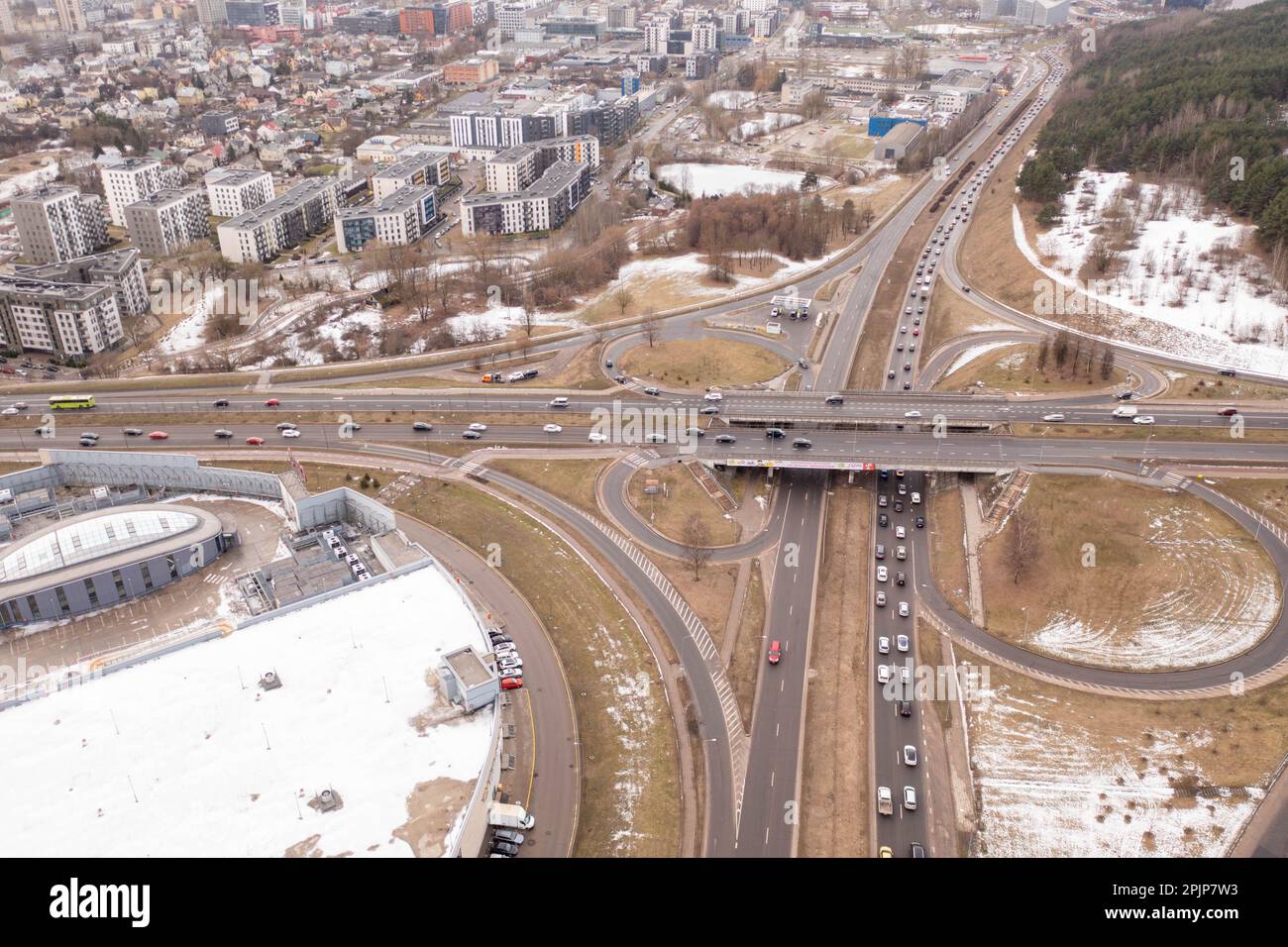 Drohnenfotografie des Verkehrsstaus in der Stadtmitte am Frühlingsmorgen. Großer Blickwinkel Stockfoto