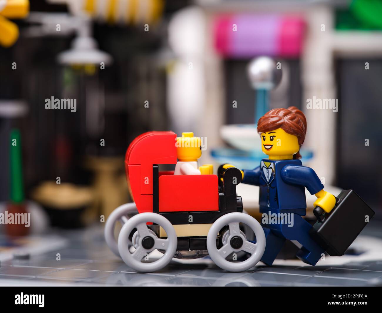 Tambov, Russische Föderation - 25. März 2023 Eine Lego-Geschäftsfrau, die einen Buggy mit einer Babyminifigure schiebt Stockfoto