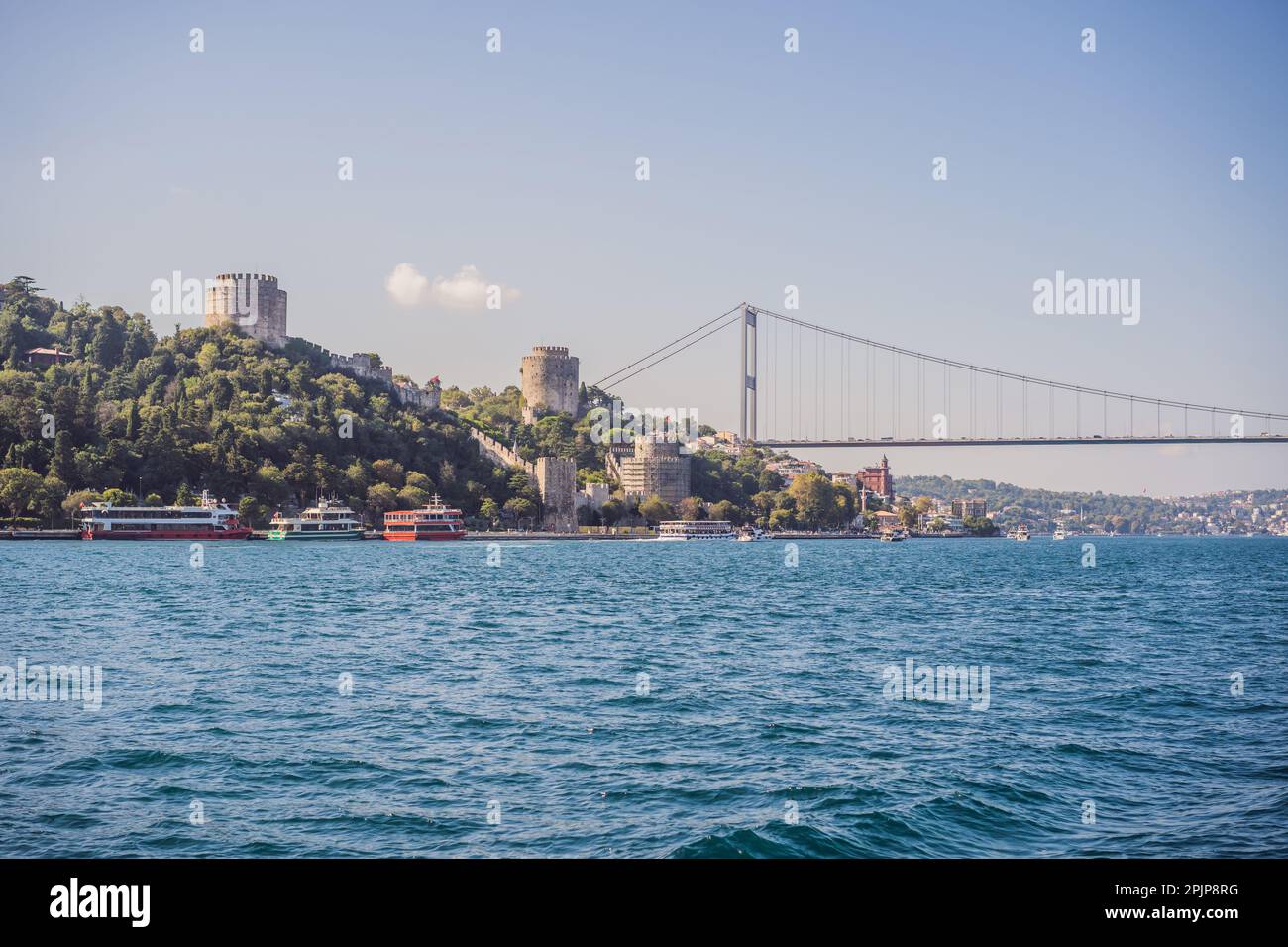 Türkei, Istanbul, Häuser unter Fatih Sultan Mehmet Brücke über den Bosporus Stockfoto