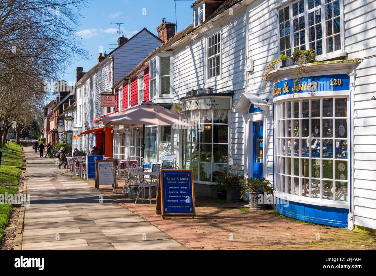 Elegante Geschäfte und Cafés auf der Tenterden High Street, Kent, Großbritannien Stockfoto