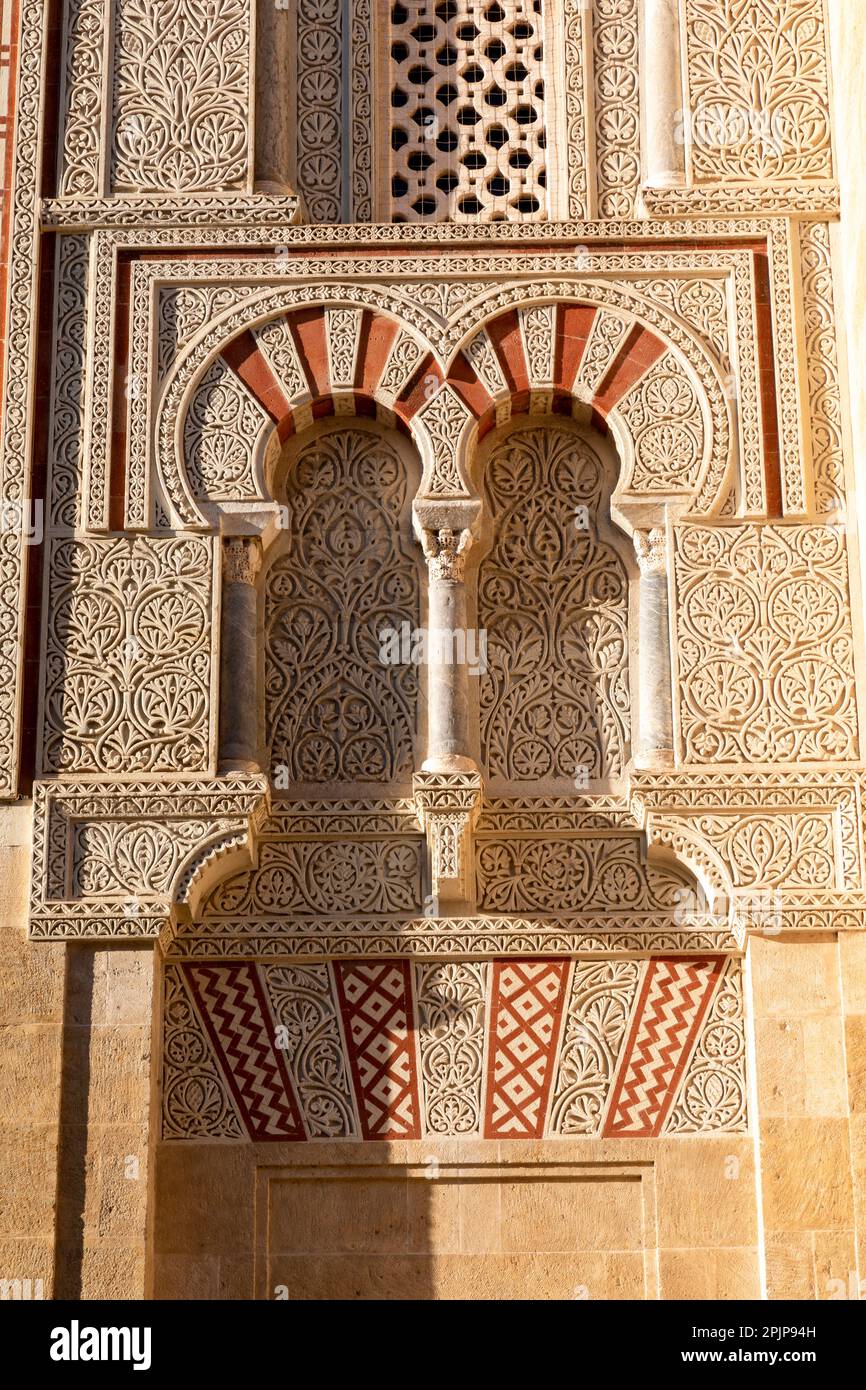 Außenwand der Moschee – Kathedrale von Cordoba und umliegende Galerie, Cordoba, Andalusien, Spanien, Südwesteuropa Stockfoto