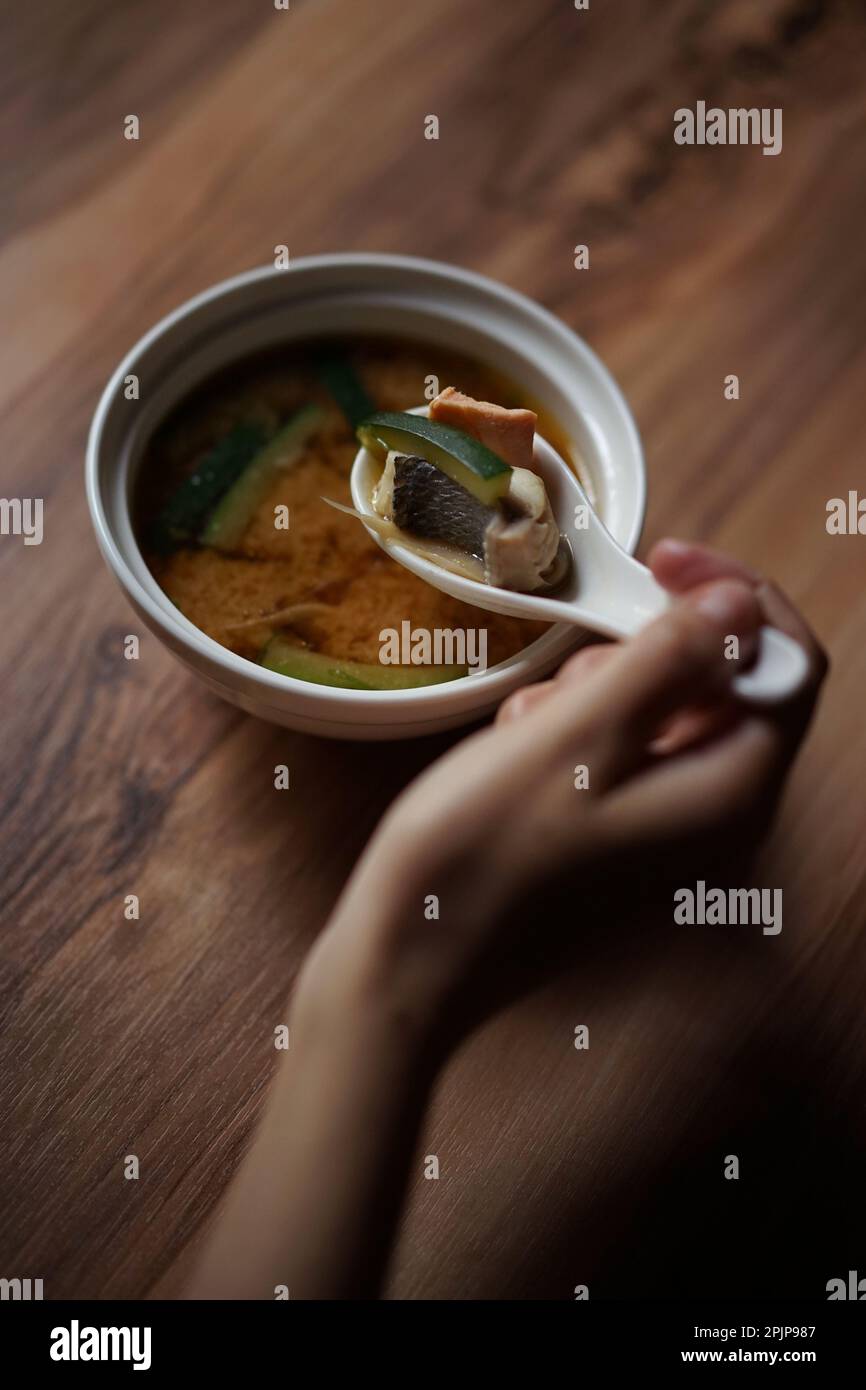 Japanische Küche: Miso-Suppe mit Lachs auf einem Holztisch Stockfoto