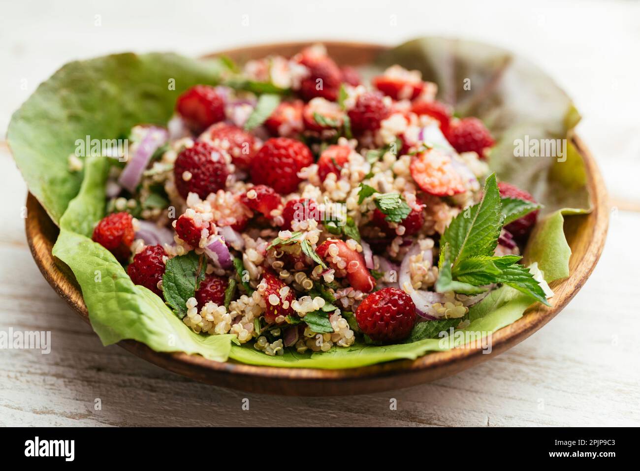 Hausgemachte vegane Erdbeere, Minze-Quinoa-Salat. Stockfoto