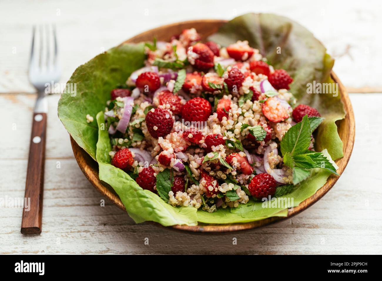 Hausgemachte vegane Erdbeere, Minze-Quinoa-Salat. Stockfoto