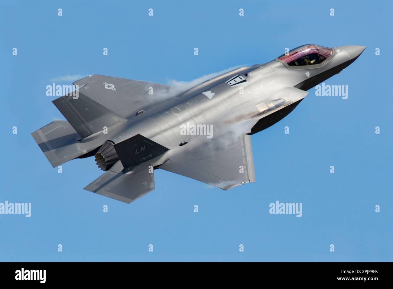 Ein USAF F-35A Lightning führt am 3. April 2023 auf der RAF Lakenheath in Suffolk, England, Aerobatik auf Stockfoto