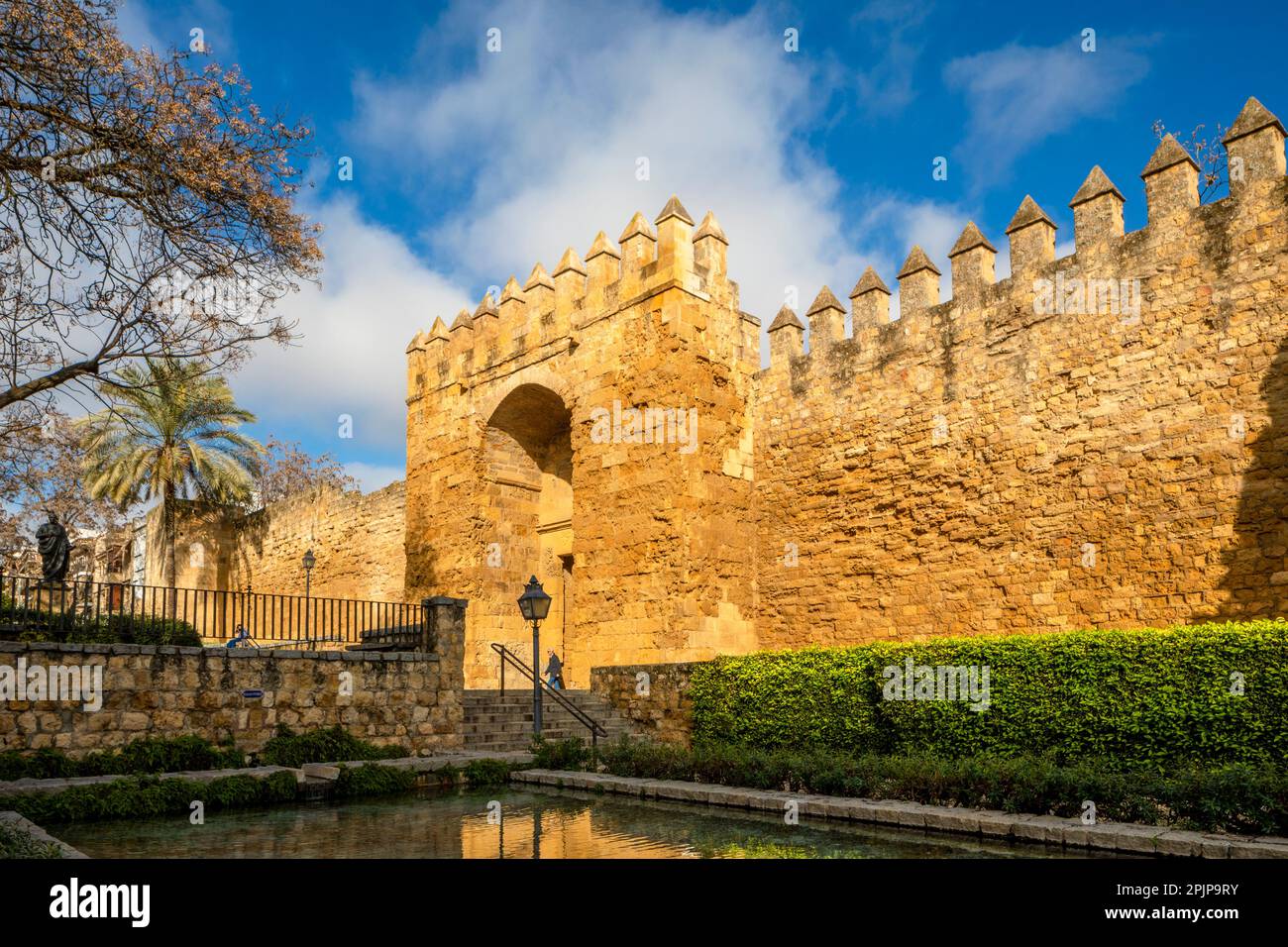 Das Almodovar-Tor und die Mauern von Cordoba, erbaut in der Kalifat-Zeit, Cordoba, Andalusien, Spanien, Südwesteuropa Stockfoto
