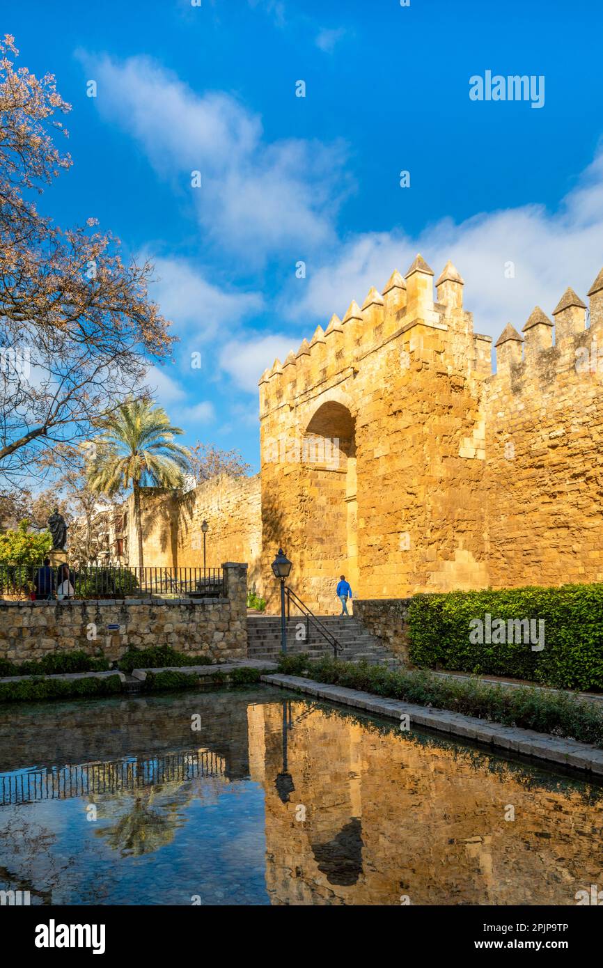 Das Almodovar-Tor und die Mauern von Cordoba, erbaut in der Kalifat-Zeit, Cordoba, Andalusien, Spanien, Südwesteuropa Stockfoto