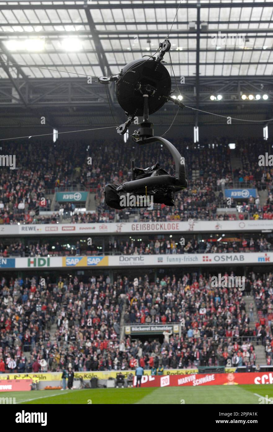 RheinEnergieStadion Köln Deutschland 2,4.2023, Fußball: Bundesliga Season 2022/23, Matchday 26, 1.FC Köln (KOE) vs Borussia Moenchengladbach (BMG) - spidercam, Fernsehkamera aufgehängt an Stahlkabeln Stockfoto