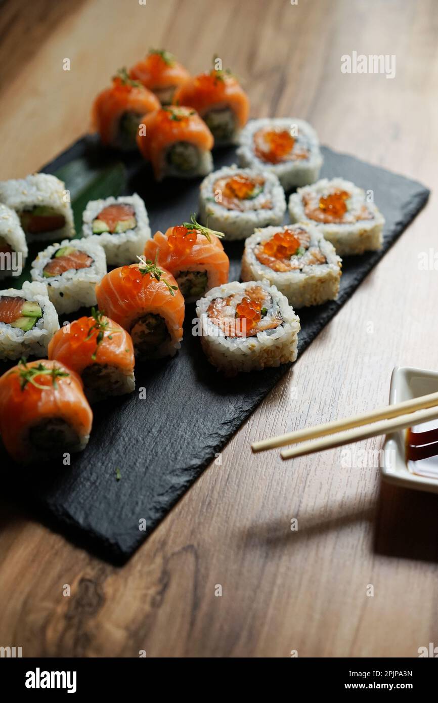 Japanische Küche: Brötchen und Sojasauce auf Holztisch Stockfoto