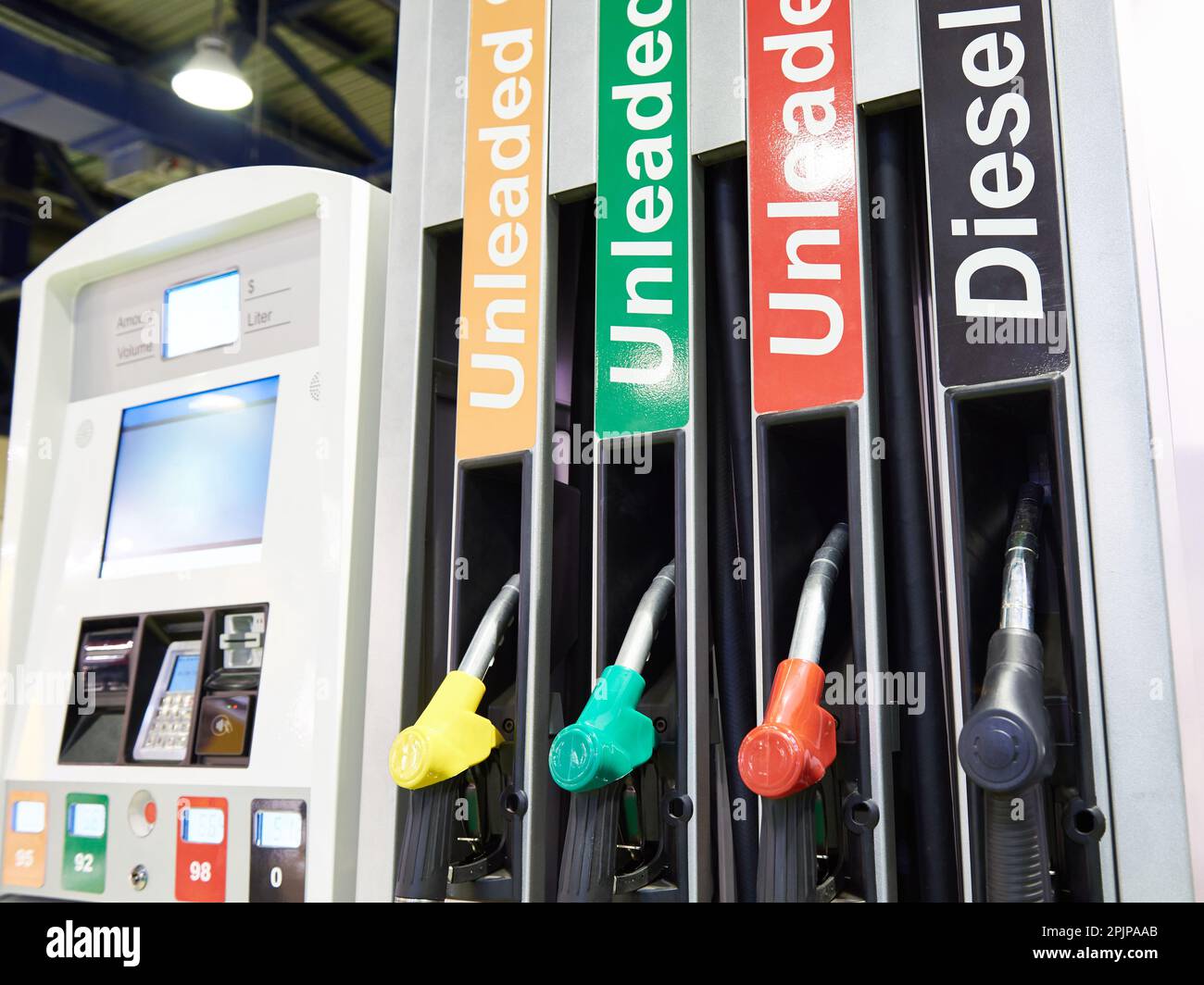 Zahlungsterminal moderne Tankstelle für Pkw Stockfoto