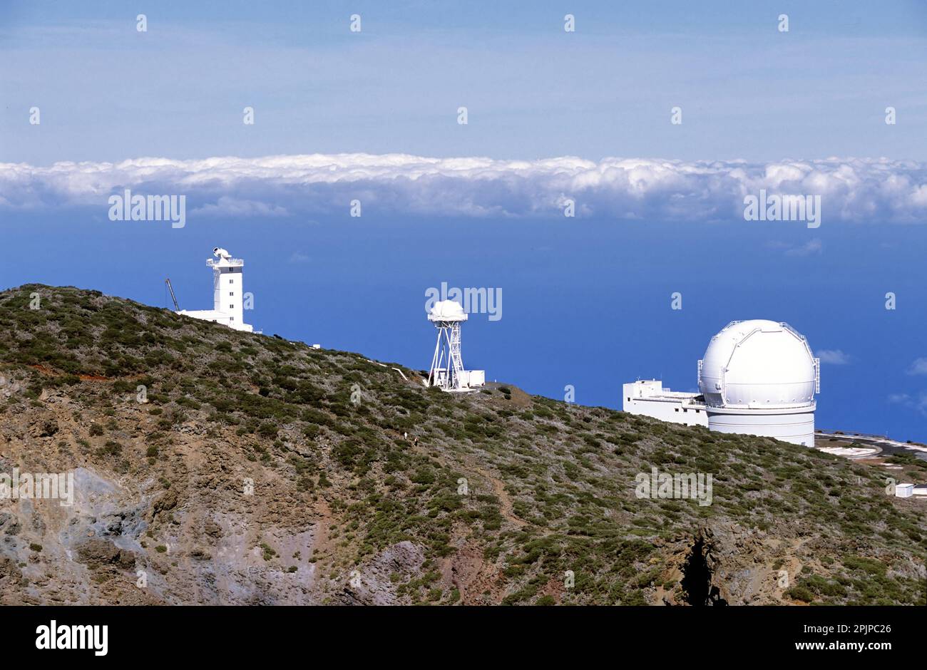 Blick auf das internationale Weltraumobservatorium und die Teleskope auf der Insel La Palma auf dem höchsten Gebirgsmassiv Roque de los muchachos, sonniger Tag, Kanarische Inseln Stockfoto