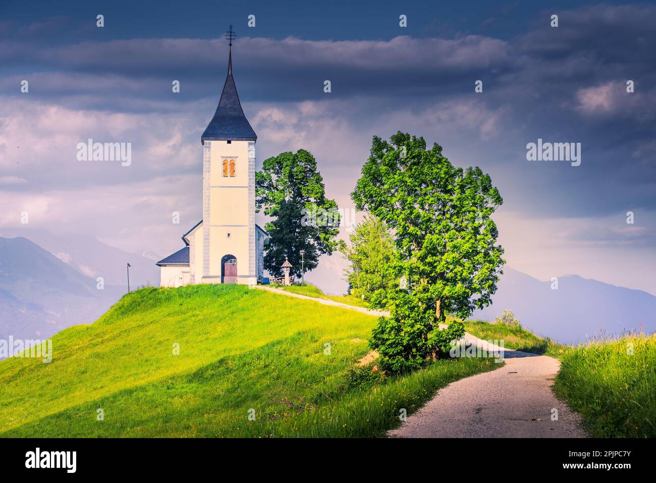 Jamnik, Slowenien. Die Jamnik-Kirche ist eine bezaubernde Kapelle aus dem 15. Jahrhundert in den Kamnik-Savinja-Alpen in der Nähe von Kranj, mit atemberaubendem Blick auf die umliegende mou Stockfoto