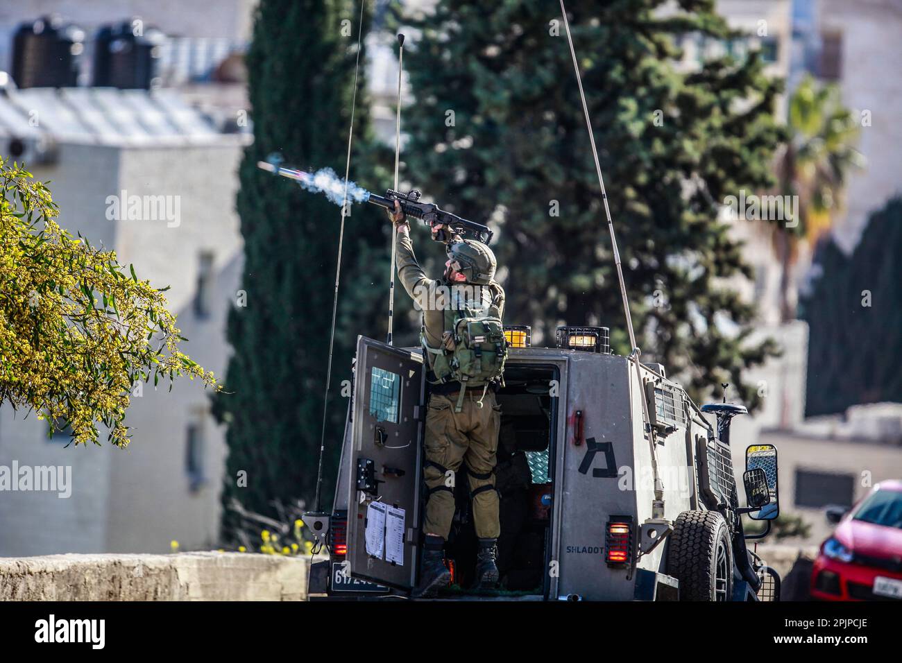 Nablus, Palästina. 03. April 2023. Ein israelischer Soldat feuert bei ...
