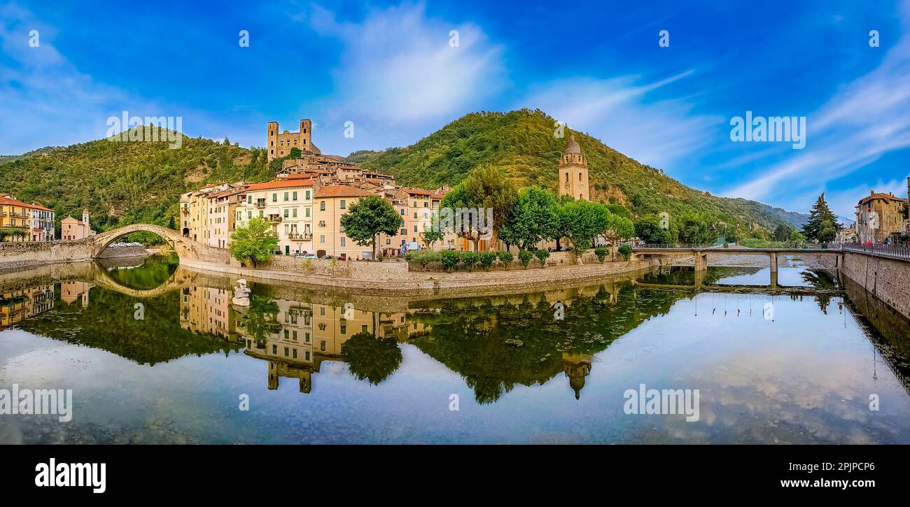 Panoramablick auf das mittelalterliche Dorf Dolceacqua an der Ligurischen Riviera, Burg Doria, alte Monet-Brücke, Italien, Ligurien, Provinz Imperia Stockfoto