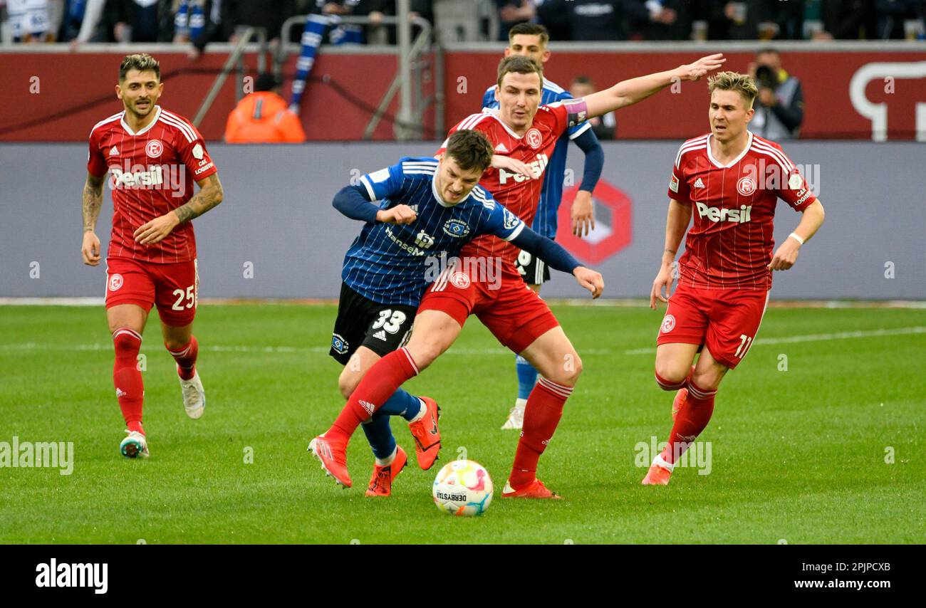 Merkur Spielarena Düsseldorf Deutschland, 31,3.2023, Fußball: 2. Bundesliga Saison 2022/23 Spieltag 26, Fortuna Düsseldorf (F95), Red vs Hamburger Sportverein (HSV) , blau — Noah Katterbach (HSV), Marcel Sobottka (F95) Stockfoto