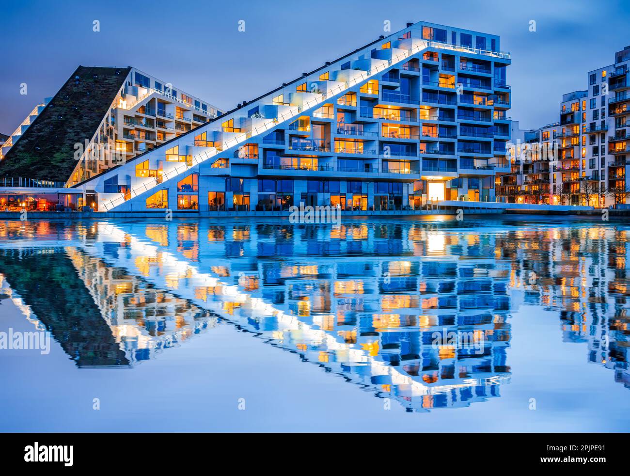Kopenhagen, Dänemark. 8 House, auch bekannt als Big House, großes gemischtes Bauprojekt, neuer Vorort von Orestad in Kobenhavn. Stockfoto