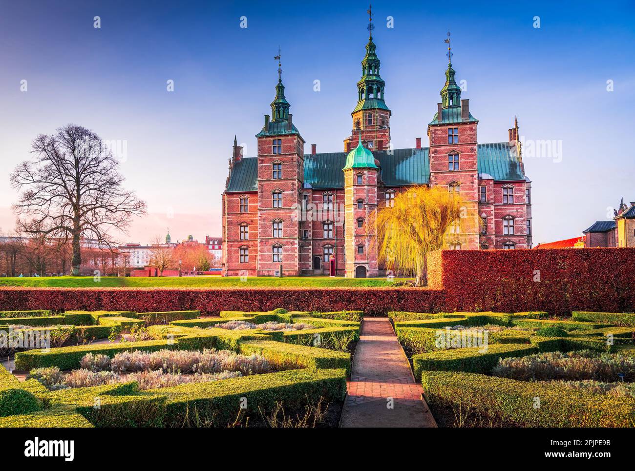Kopenhagen, Dänemark. Rosenborg Slot ist ein Schloss aus dem 17. Jahrhundert, bekannt für seine wunderschönen Gärten. Stockfoto