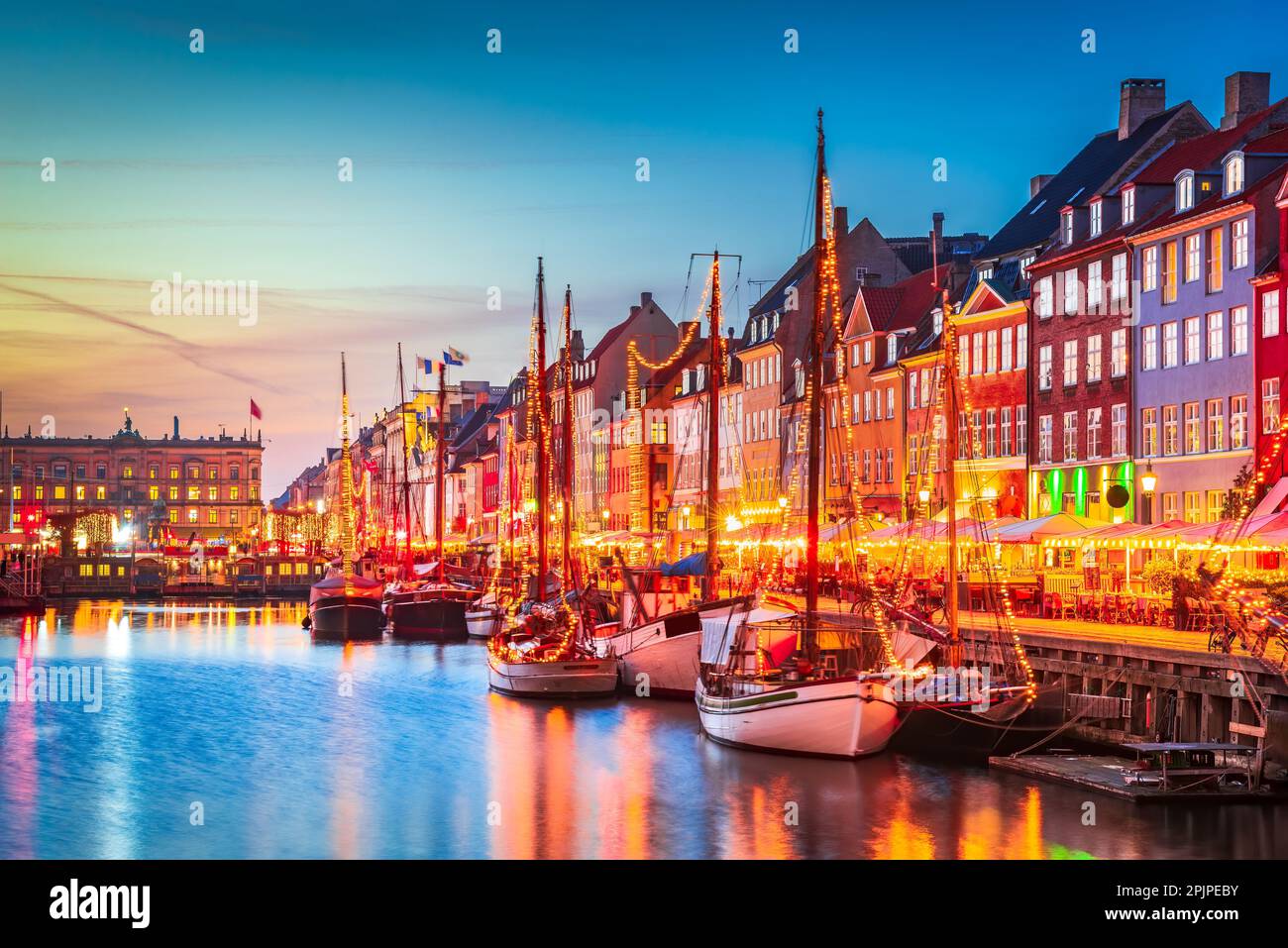 Kopenhagen, Dänemark. Charme des berühmten Kanals von Nyhavn, farbenfrohe Abenddämmerung, Reiselandschaften. Stockfoto