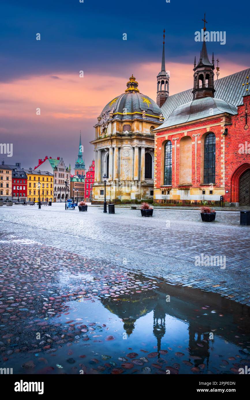 Stockholm, Schweden. Bezaubernder Riddarholmen Square und Gamla Stan, umgeben von einer bewölkten Dämmerung, malerische Reiseatmosphäre. Stockfoto