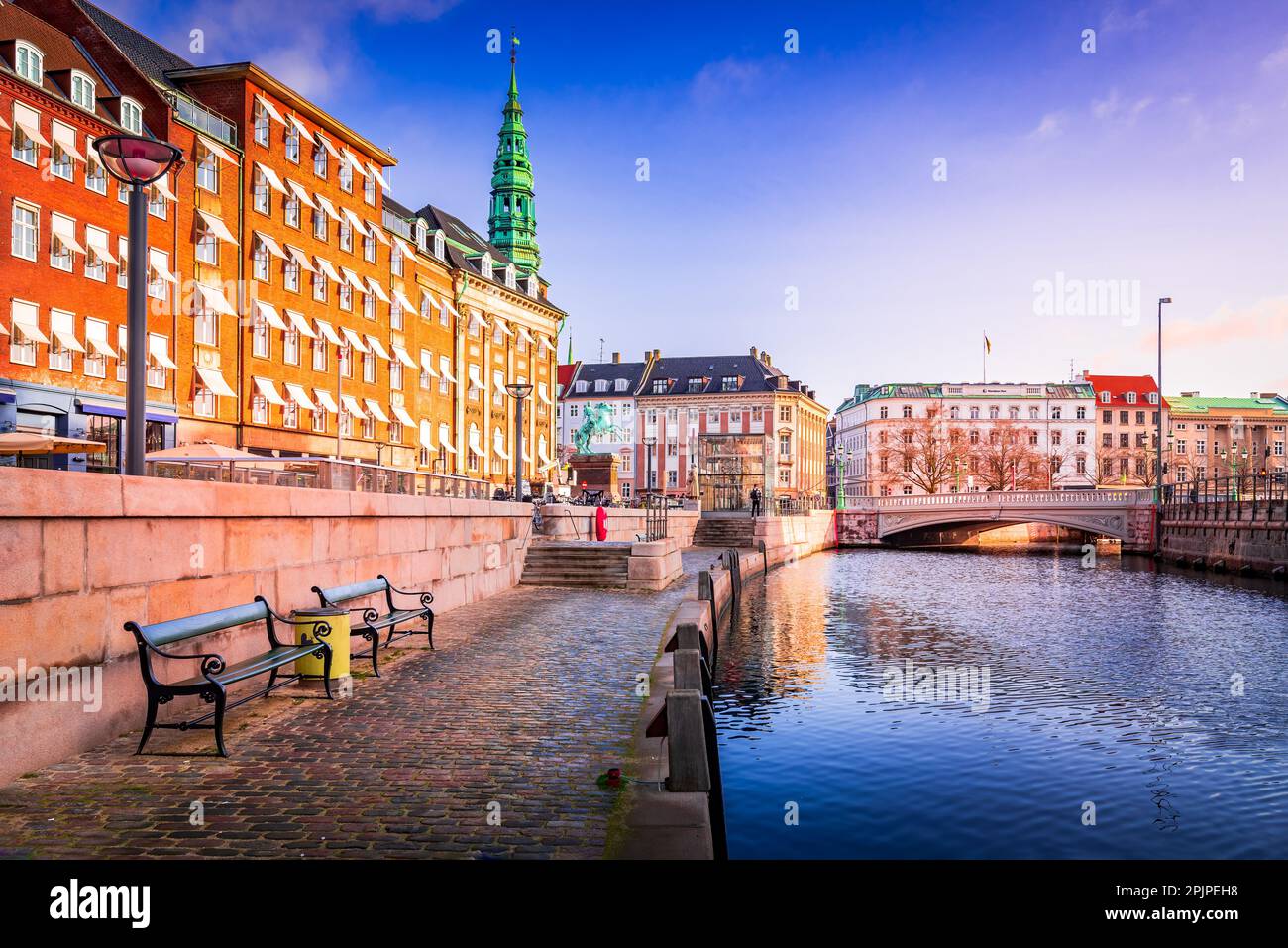 Kopenhagen, Dänemark. Hojbro Plads, malerischer Platz der Hochbrücke im Herzen der Stadt, mit historischen und wichtigen Gebäuden. Stockfoto