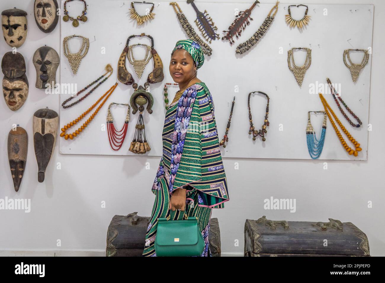 Besucher besuchen eine von Nike Monika Okundaye entworfene Kunstausstellung in der Nike Kunstgalerie in Abuja, der Hauptstadt Nigerias. Die Nike Kunstgalerie ist eine der größten Kunstgalerien in Westafrika. Abuja, Nigeria. Stockfoto