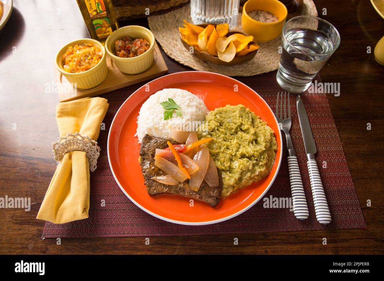 Peruanische Speisen am Büfetttisch verschiedene Gerichte, traditionelle peruanische Gourmetküche Stockfoto