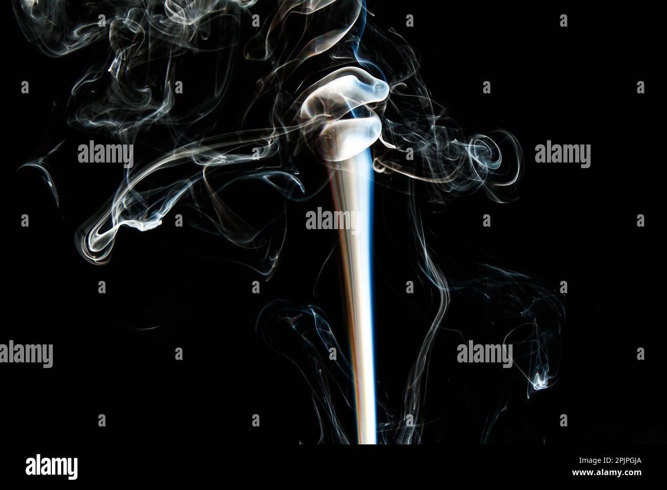 Struktur mit Raucheffekt. Isolierter Hintergrund. Schwarzer und dunkler Hintergrund. Rauchiger Brand und mistische Wirkung. Geisterwelle. Fotorealistisches Nebelstockbild. Stockfoto