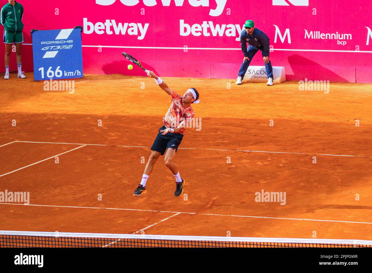 Estoril, Portugal. 03. April 2023. Marco Cecchinato aus Italien spielt in der 1. Runde des Millennium Estoril Open Turniers im CTE-Clube de TEnits do Estoril gegen Diego Schwartzman aus Argentinien. Kredit: SOPA Images Limited/Alamy Live News Stockfoto