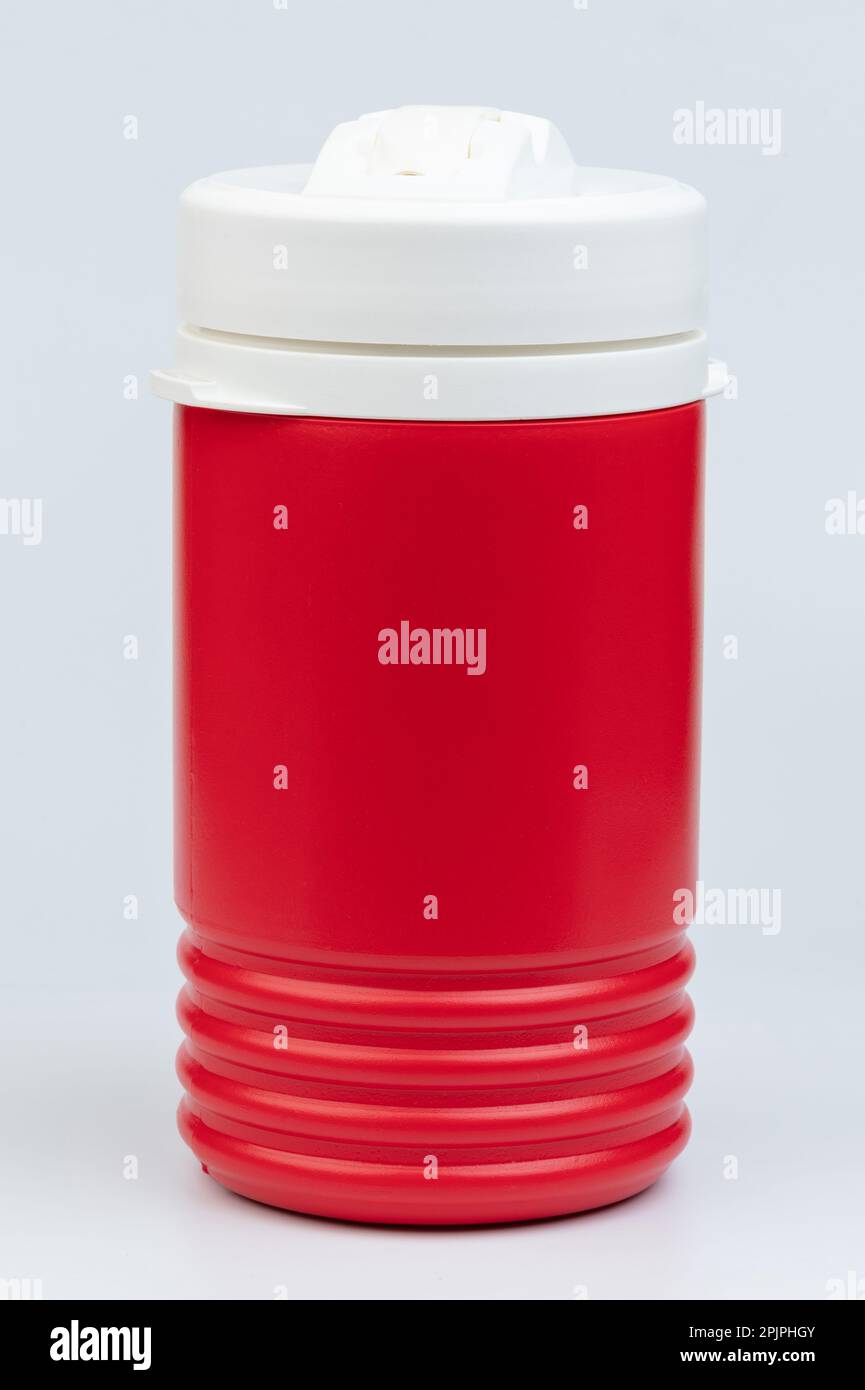 Roter Deckel mit Plaastic-Röhrchen für Getränke, Vorderansicht isoliert Stockfoto