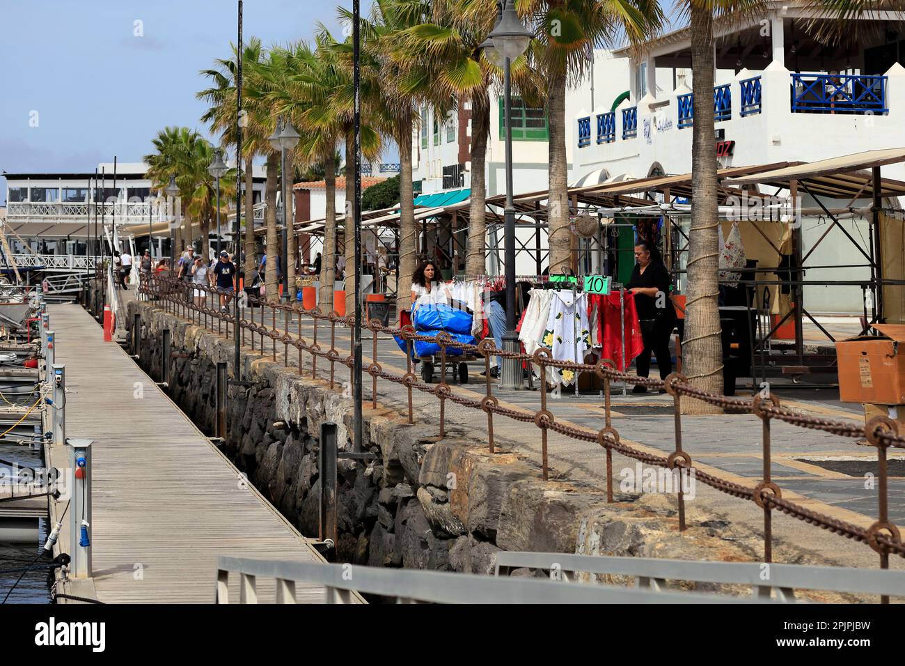 Playa Blanca Markt - packt die Verkaufsstände, Marina Rubicon, Lanzarote. Februar 2023 Stockfoto