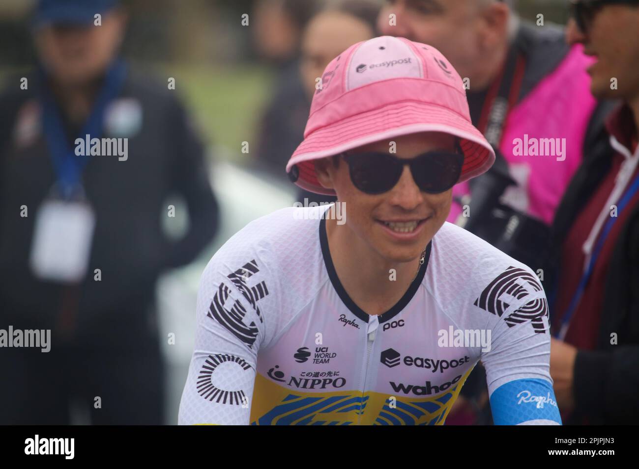 Vitoria-Gasteiz, Spanien, 3. April 2023: The EF Education - Easypost Runner, Esteban Chaves in der Präsentation während der 1. Etappe des Baskenlandes Itzulia 2023 zwischen Vitoria-Gasteiz und Labastida, am 03. April 2023 in Vitoria-Gasteiz, Spanien. Kredit: Alberto Brevers / Alamy Live News Stockfoto