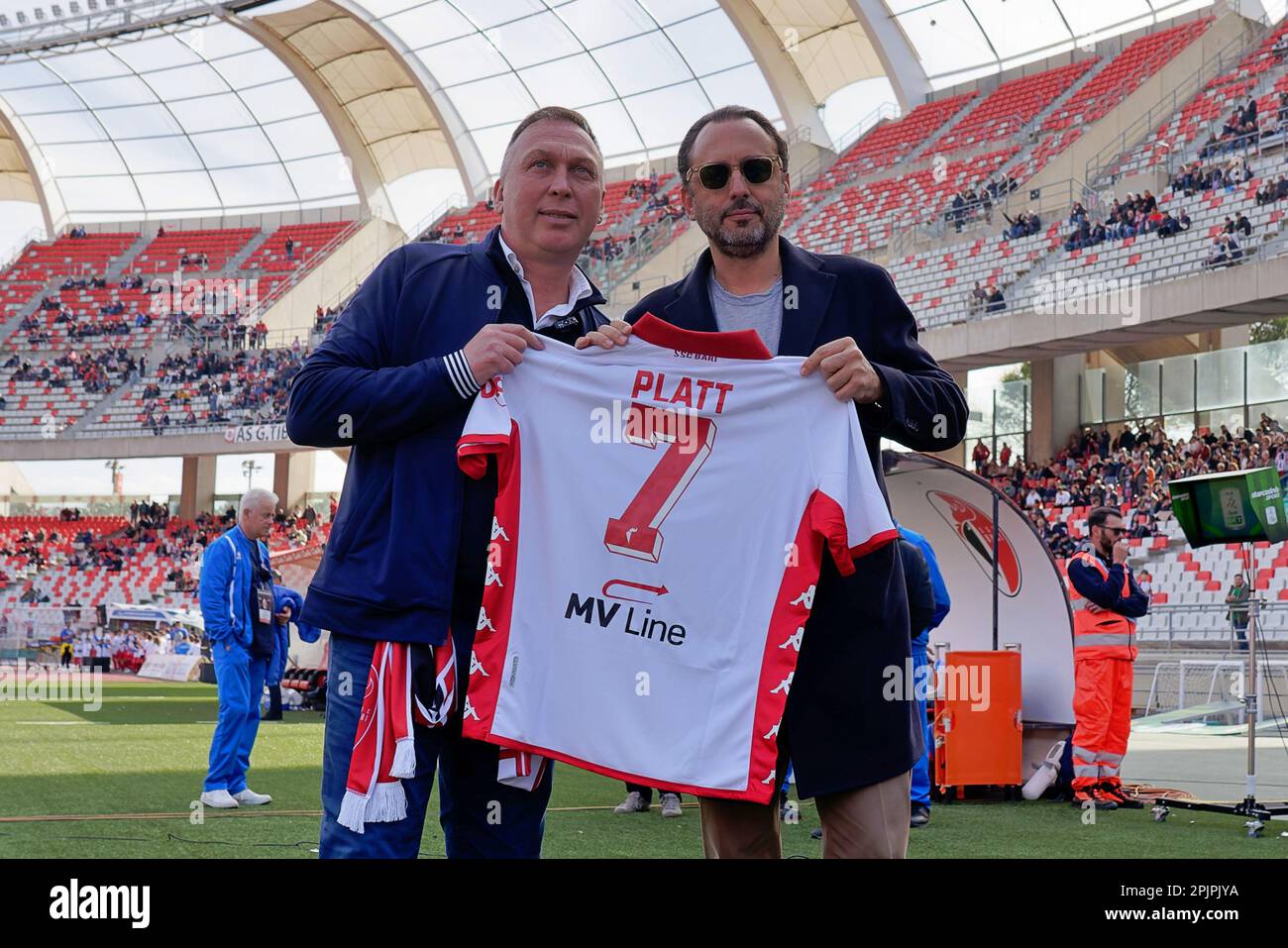 Bari, Italien. 01. April 2023. David Platt SSC Bari Legende und Luigi De Laurentis President von SSC Bari während SSC Bari vs. Benevento Calcio, italienisches Fußballspiel der Serie B in Bari, Italien, April 01 2023 Kredit: Independent Photo Agency/Alamy Live News Stockfoto