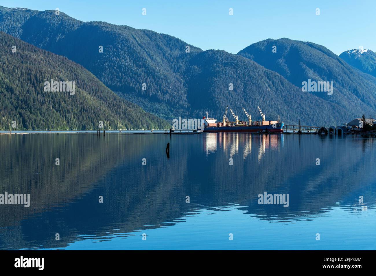 Tankschiff für den industriellen Transport im Hafen von Stewart, British Columbia, Kanada. Stockfoto