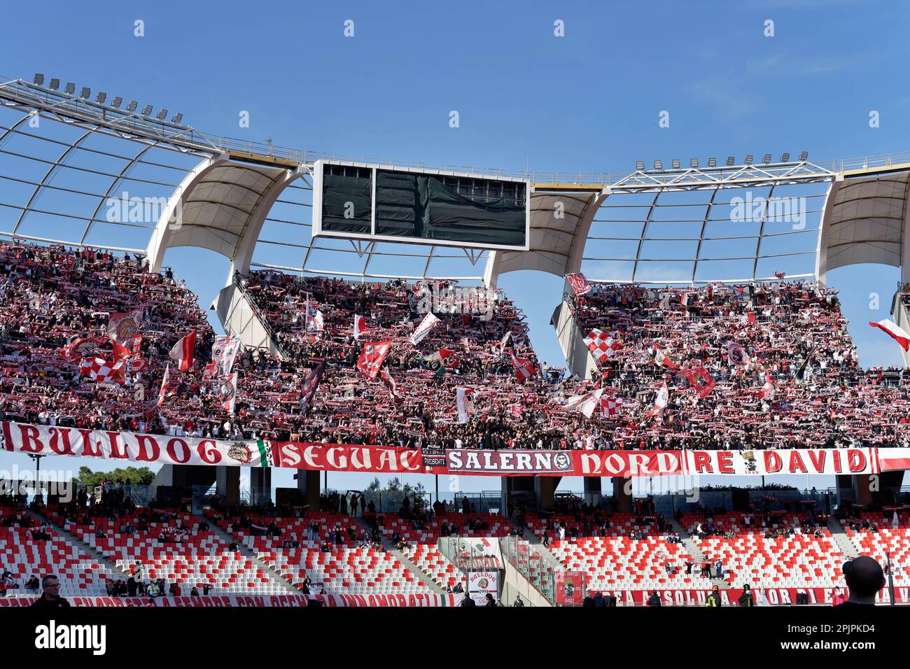 Bari, Italien. 01. April 2023. Fans von SSC Bari während SSC Bari vs. Benevento Calcio, italienisches Fußballspiel der Serie B in Bari, Italien, April 01 2023 Kredit: Independent Photo Agency/Alamy Live News Stockfoto