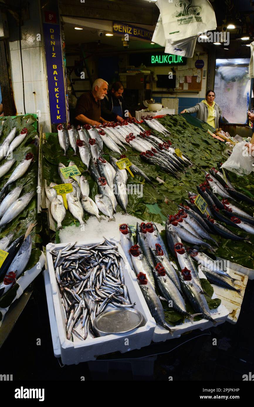 Frischer Fisch und Meeresfrüchte zum Verkauf unter Fischhändlern auf dem Galata Fischmarkt in Karakoy auf der europäischen Seite von Istanbul, Türkei/Turkiye. Stockfoto